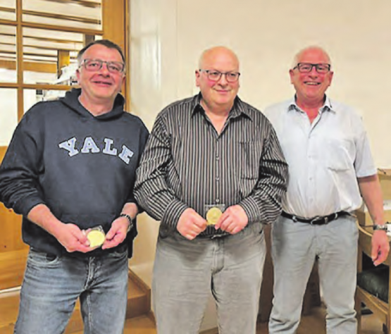 Gewinner der 3. Feldmeisterschaftsmedaille (v.l.n.r.): Renè Urech SG Hallwil, Ruedi Weber SV Oberkulm, Hans Schärer Präsident. (Bild: zVg.)