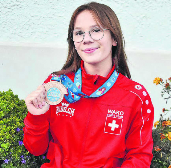 Die 15-jährige Kantischülerin Baily Eichenberger aus Burg hat an der Kickbox-Junioren-Weltmeisterschaft eine Bronzemedaille gewonnen. (Bild: hg.)