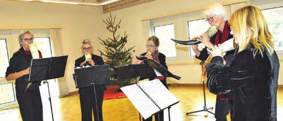 Gämshörner beim Weihnachtsbaum: Das Ensemble «Saltarello» unter der Leitung von Christa Hunziker (li.), erfreute mit aussergewöhnlichen Klängen. (Bild: Frieda Steffen)
