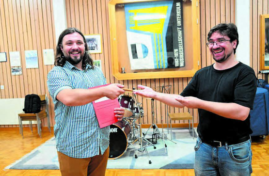 Feierliche Übergabe: Yaroslav Kutsan (links) übernimmt den Dirigentenstab vom bisherigen Leiter der MGTU, Rafal Jastrzebski. (Bild: TK.)