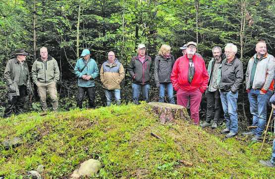 Peter Eichenberger präsentierte das in diesem Sommer sichtbar gemachte Hallstatt-Grab. (Bilder: hg.)
