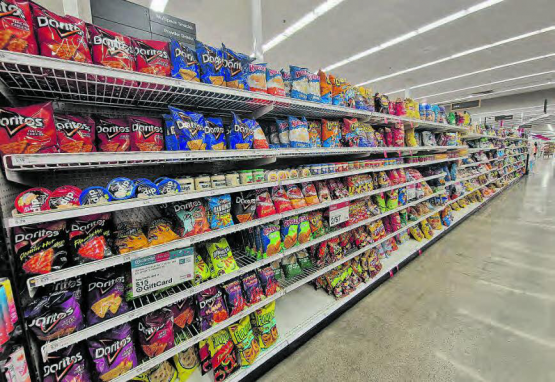 Die Grösse der Chipsregale, diese sind gut zwanzig Meter lang. (Bilder: Noemi Natter)