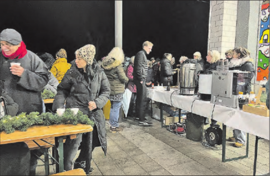 Die Besucher genossen das Beisammensein bei kulinarischem Genuss von Kässchnitten, Punsch und Glühwein. (Bilder: Dominique Rubin)