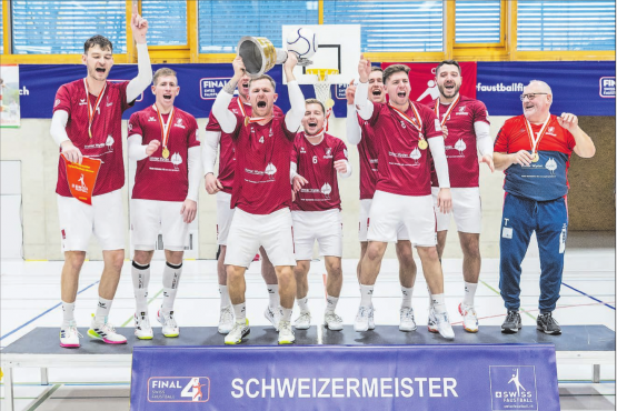Die Männer des STV Oberentfelden gewinnen den Hallentitel zum zweiten Mal in Folge. (Bilder: Fabio Baranzini)