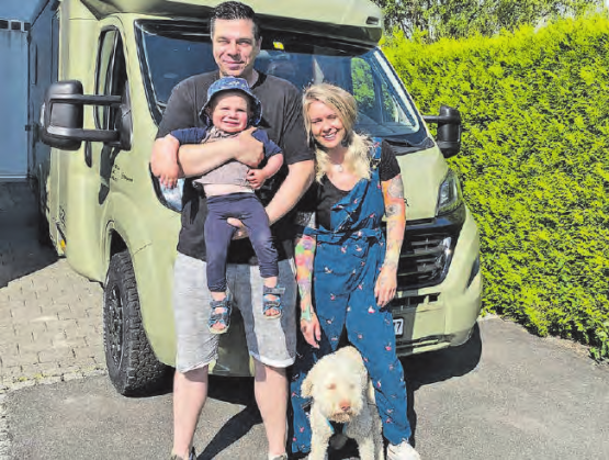 Anja und Chris Denda mit Sohn Kian und Hund Safi haben eine feine Nase für Trüffel und möchten in Gränichen eine Haselnussplantage anlegen. (Bild: zVg.)