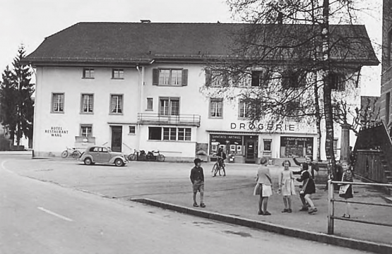 Drogerie Schwarz am Waagplatz Menziken: Aufnahme mit Schulkindern aus dem Jahr 1954. (Bildarchiv Konrad Schwarz)