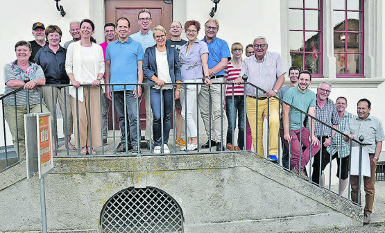 Gemeinderatsdelegierte und Gäste auf der Schlosstreppe: Alle sehen den kommenden Aufgaben entspannt entgegen. (Bild aw.)