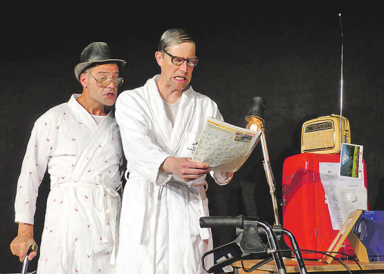 Strohmann-Kauz: Heinz und Ruedi begeisterten in Oberkulm mit ihrem Theaterkabarett «Milchbüechlirächnig». (Bilder: moha.)