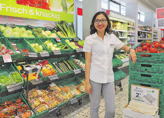 Michid Honegger im Eingangsbereich der Spar-Filiale Schöftland. Dieser wird einladender und moderner gestaltet und auch sonst wird alles ein bisschen frischer. (Bild: Remo Conoci)