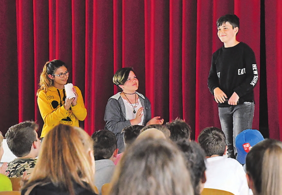 Applaus für den Beatboxer: Der Schüler aus Gontenschwil hatten sich für eine der Zwischenunterhaltungen gemeldet. Links die Slam-Moderatorinnen aus Zetzwil.