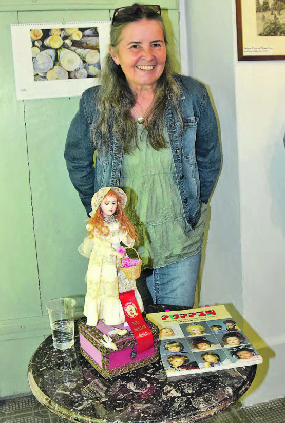 Evelin Amsler mit einer wertvollen Preziose: Sie verwaltet die riesige Puppensammlung ihrer Mutter. (Bild: st.)