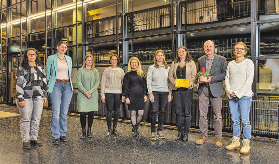 Freuen sich über die Auszeichnung: (v.l.) Andrea Berther (Co-Leitung IF), Mirjam Häfliger, Selina Wüest und Véronique Schnider (alle AG BBF), Angela Murtas (Präsidentin Bildungskommission), Anita Habermacher (Gemeinderätin Bildung), Renate Grüter (Lehrperson Begabungsförderung), Hanspeter Erni (Schulleitung), Karin Frey (AG BBF) (Bild: zVg.)