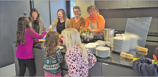 «Auf die Teller, fertig, los!» Betreuerinnen und Kinder beim Schöpfen. (Bilder: zVg.)