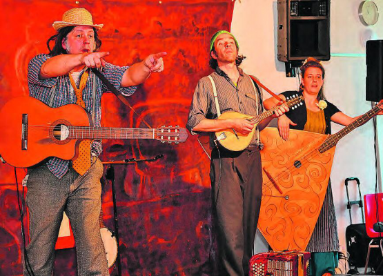 Trionettli zu Gast an der Schule Gontenschwil: In der Aula des Schulhauses Husmatt unterhielt das Trio die Schülerschaft. (Bild: zVg.)
