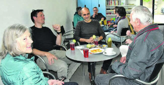 Beim ersten Treff im Foyer: Die Gäste waren offensichtlich bester Laune, und dies blieb auch so bis zum Ende. (Bild: st.)
