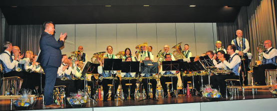 Musikverein Reitnau mit «good old Friends»: Die «Oldies» scheinen sich nach wie vor auf dieser Bühne pudelwohl zu fühlen. (Bilder: st.)