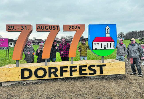 Ein echter Hingucker am Ortseingang: Das Werbekonstrukt für das Dorffest «777 Jahre Kirchleerau» steht nach getaner Arbeit, Zweiter von rechts Markus Hauri. (Bild: aw.)