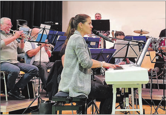 Probe mit Eliane: Die Anspannung war gross. Alles war bereit. Dann kam sie, die zierliche sympathische Luzernerin, setzte sich ans Piano und legte stimmgewaltig los! (Bild: z.Vg.)