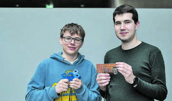 Nachwuchsforscher Benjamin Thut (Staufen) und Nils Leumann (Beinwil am See, rechts im Bild) ernteten ein «sehr gut». (Bild: zVg)