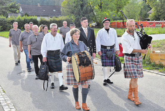 Einzug der Organisatoren: Offizielle Eröffnung des Oberkulmer Rotkorn Whiskyfestes mit passender musikalischer Begleitung. (Bilder Te.)