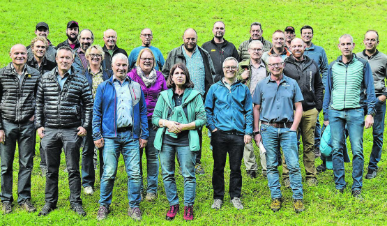 Auf der Wiese neben der Musikhütte: Waldbesitzer, Gemeinderäte, Forstbetriebsleiter, Kommissionäre und Vorstandsmitglieder erwarten die Exkursion durch den Teufenthaler Wald. (Bilder: aw.)
