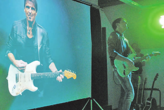 Zweimal Paul Etterlin im Gweyhuus Rickenbach: Seine Live-Darbietung ist perfekt synchron mit dem Video im Hintergrund. (Bild: mla.)