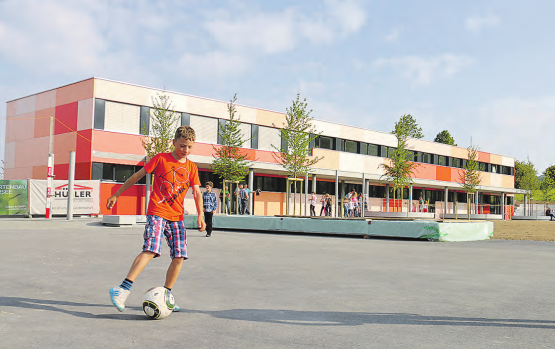 Schon rege in Betrieb: Schülerinnen und Schüler – nicht nur aus Rickenbach – spielten Fussball auf dem neuen Pausenplatz. (Bilder: jap.)