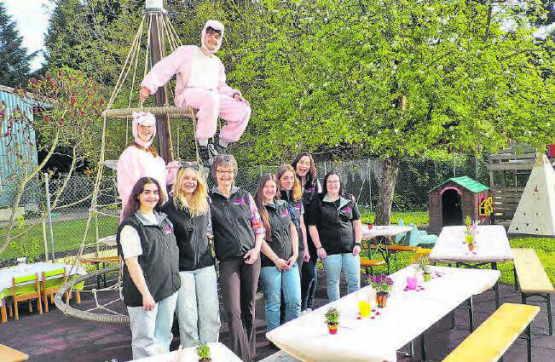 Alles bereit: Das Team der Kita «Pink Panther» in Reinach freute sich in voller Montur auf die Eltern mit ihren Kindern. (Bild: zVg.)