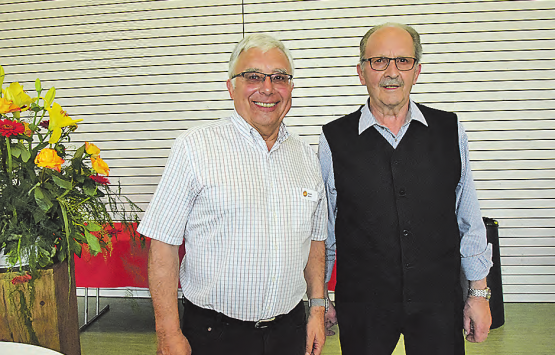 In festlicher Atmosphäre haben sie sich wieder getroffen: Die beiden einzigen Ehrenbürger von Staffelbach, die Altammänner Ruedi Wirth und Fritz Hauri anlässlich der grossen Geburtstagsfeier. (Bild: st.)
