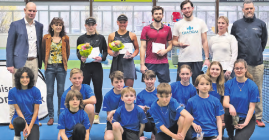 Die Sieger des AKB-Masters-Finals 2023: Katerina Tsygourova (4. v.l.) und Laurin Aerne, (6. v.l.), durften im Tenniscenter Reinach ein Preisgeld entgegennehmen. (Bild: zVg.)