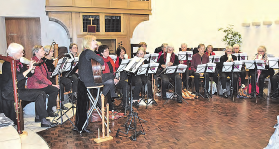 Ein eindrückliches Orchester: Mit Blockflöten aller Grössen, Gitarre, Gämshörnern und Akkordeon erreichte Christa Hunziker Spannung und Dramatik in der Musik. (Bilder: Frieda Steffen)