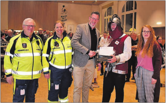 Neujahrsapéro im Menziker Gemeindesaal: Ehrung des Rettungsdienst des Spitals. Gemeinderat Anton Bättig ehrt Hans-Peter Wyss, links Fritz Ramseier und Barbara Eberle, ganz rechts: Angela Schär-Stieger (Leitung Departement Pflege).
