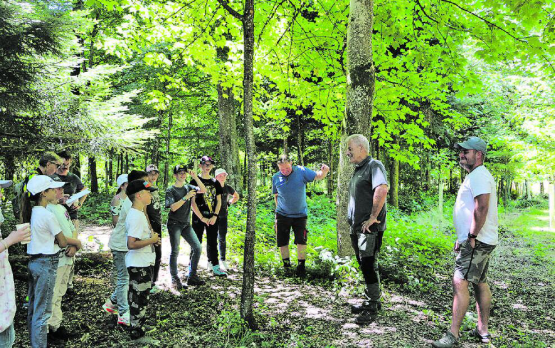 Der Förster Hans R. Hochuli konnte mit seiner humorvollen Art rasch die Aufmerksamkeit der Kinder für sich gewinnen, um ihnen das weitere Vorgehen zu erklären. (Bilder: jaf.)