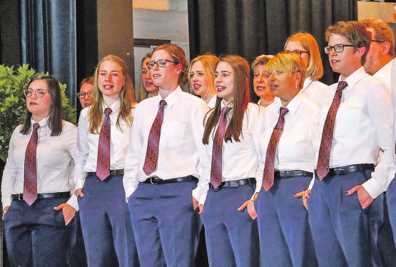 Gar nicht so einfach: Die Harmonie legte sich vierstimmig ins Zeug für «Ewigi Liebi» – ohne Blasinstrumente versteht sich. (Bilder: jap.)