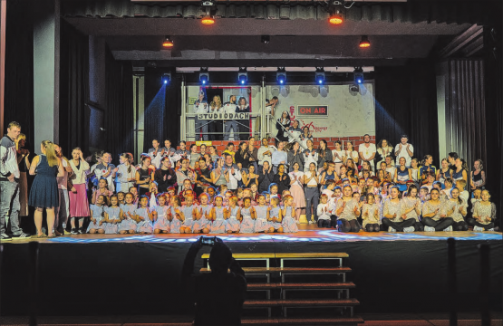 Rund 150 Mitwirkende am Turnerabend des Gränichen STV sorgten auf der Bühne für Action. (Bild: zVg.)