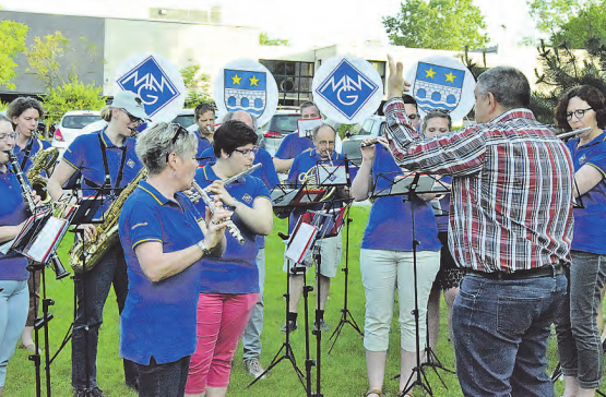 Tradition ist, dass die MG Muhen zum Auftakt aufspielt: Giuseppe Di Simone ist der neue Dirigent, er motiviert die Musizierenden mit viel Temperament. (Bilder: st.)