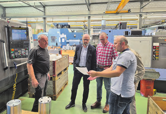 Besuch der Schmidlin Mechanik AG: Geschäftsführer Philipp Schmidlin (1. v.r.) erklärt die Funktion der Präzisionsmaschinen. (Bilder: zVg.)
