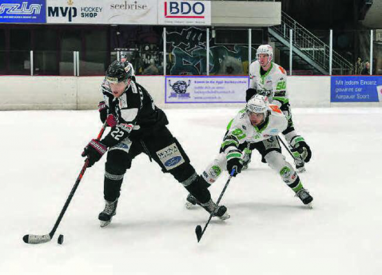 Duell zweier Stürmer: Der Reinacher Nicolas Moldovanyi (l.) enteilt dem Prättigauer Ivo Knuchel – nur Knuchel wird ein Tor gelingen, das «Game Winning Goal» in der 46. Minute. (Bilder: Roland Jaus)