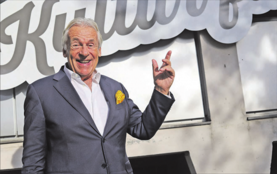 Pepe Lienhard vor dem Saalbau in Reinach. Am 30. Oktober steht er im Oberwynentaler Kulturhaus mit seinem Orchester auf der Bühne. Bereits diese Woche stattete er dem Oberwynental einen Besuch ab. (Bild: rc.)