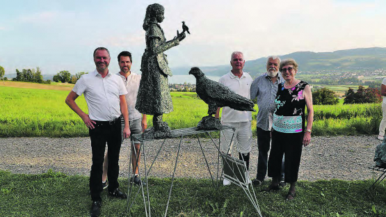Das Adelbodner Vogel-Lisi blickt nun ins Seetal: (v.l.) Eli Wengenmaier (Gasthof Eichberg),Andi Fey (OK-Präsident Freilichttheater Seetal), das Vogel-Lisi, der Moderator des Abends, Jürgen Sahli, und der Künstler Freddy Air Röthlisberger mit seiner Partnerin Helen Hagenbüchle. (Bilder: rc.)