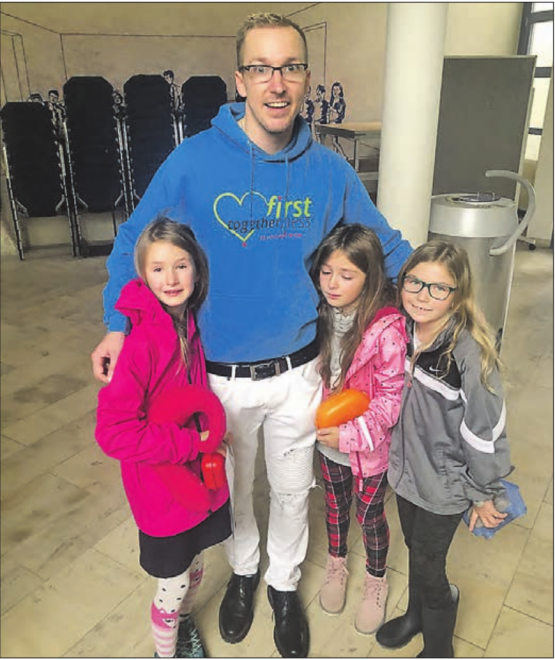 Christoph Rickels erzählt den Schülerinnen und Schülern seine Geschichte, die sein Leben radikal verändert hat. (Bild: zVg.)