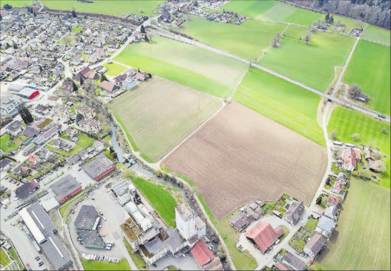 Mühleareal und Hegmatte aus der Vogelperspektive. Pläne für eine Nutzung als Bahnareal sind zumindest für die Fruchtfolgeflächen in der Bildmitte vom Tisch, das Mühleareal muss neu beplant werden. (Bild: Raphael Nadler)