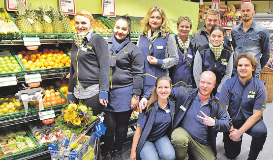 Frisch und fründlich: Nach einem Komplettumbau erstrahlt der Volg Beinwil am See im neuen Glanz – topmotiviert und stets freundlich das Mitarbeiter-Team. (Bild: hg.)