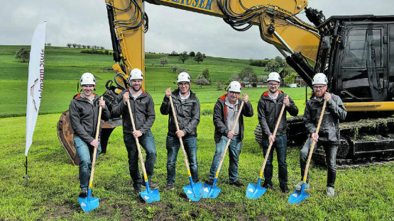 Spatenstich: Die Stadelmann & Stutz AG feierte den Spatenstich für das neue Produktionsareal. Dort sollen künftig alle Standorte vereint werden. (Bild: zVg.)