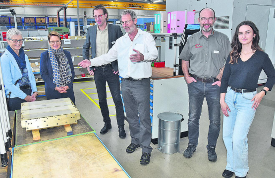 Führt durch die Produktionsstätte in Reitnau: Urs Bucher, Director Customer Projects der Maroplastic AG im weissen Hemd, Lis Lüthi vom Netzwerk Su(h)rental, zweite von links. (Bild: aw.)