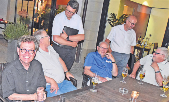 Ortsbürgerplausch bis in die tiefe Nacht: Kurt Leuenberger, Hans Frey, Daniel Wehrli, Hans Wirz, Thomas Buchschacher und der langjährige Gemeindeschreiber Ruedi Mauer (v. l.) (Bild: aw.)