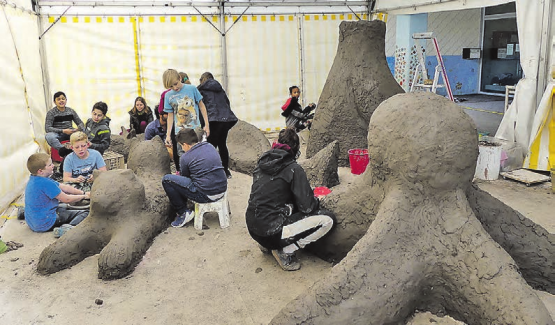Ein spannendes Lehmbauprojekt an der Primarschule Oberkulm: An diesem Nachmittag arbeitet eine Gruppe von 3.- und 4.-Klässlern an den fantasievollen Figuren. (Bilder: moha.)
