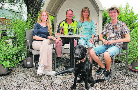 Ein erfrischendes Getränk im Garten des Café Florina: Hinter der Huplant Pflanzenkulturen AG stehen Adrian und Yvonne Huber mit ihren Kindern Corinne und Marco sowie dem Familienhund Jambo. (Text und Bild: Walter Bäni)