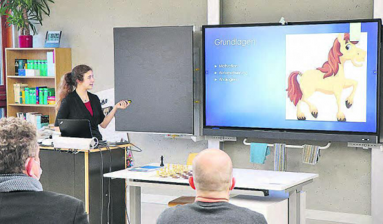 Präsentationen der Maturaarbeiten an der Kantonsschule Beromünster: Im Bild die Vorstellung einer Maturaarbeit zum Thema lernpsychologische Erkenntnisse aus dem Schachspiel im Herbst 2021. (Bild: zVg.)