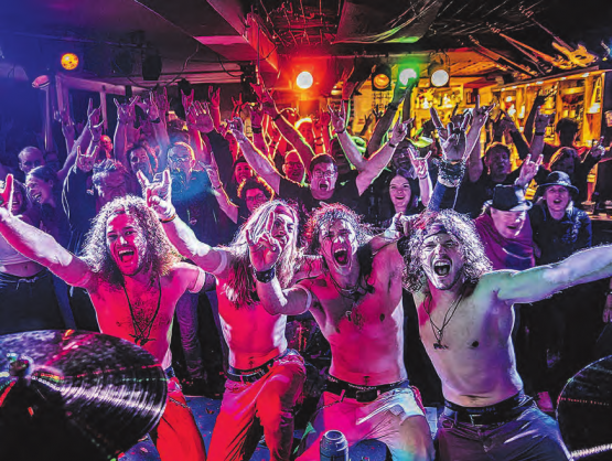 Voltage Arc feiern an ihren Konzerten mit Fans das Leben. (Bild: zVg.)